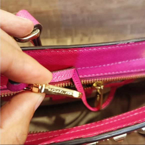 Michael kors hand bag genuine used condition is good - Picture 5 of 5